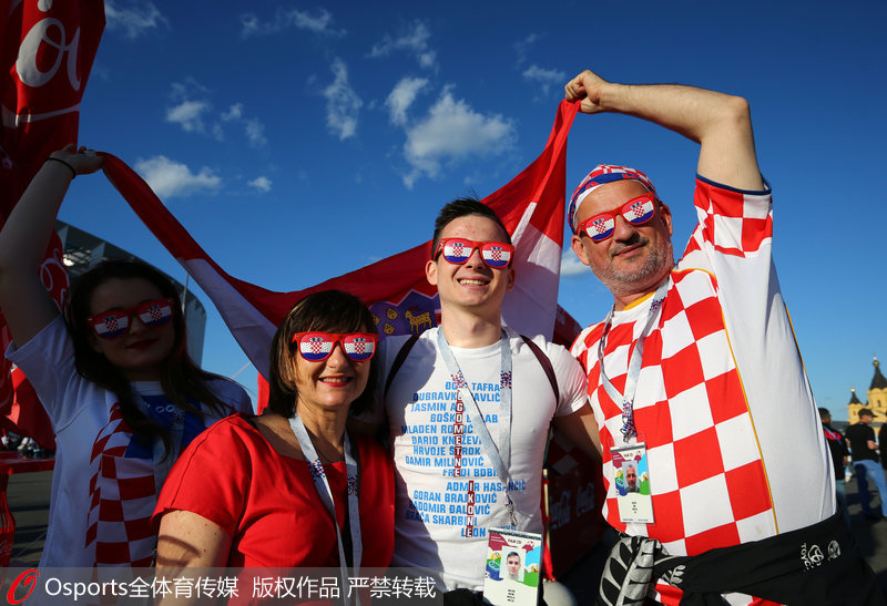 关键时刻荷甲焦点战，巴黎圣日耳曼更衣室发声，球迷炸锅，医务组通报恢复 -爱游戏体育